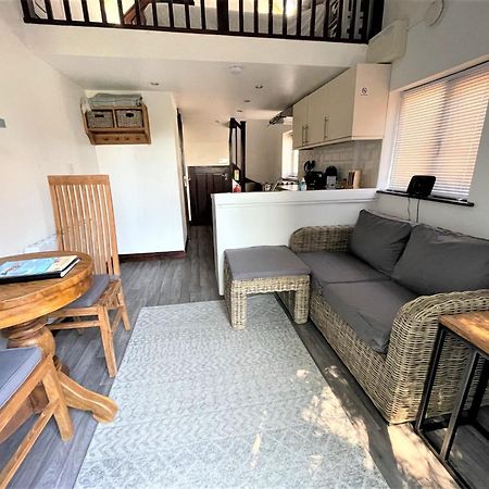 The Stables - Detached Cottage With Private Garden & Hot Tub 圣奥斯特尔 外观 照片