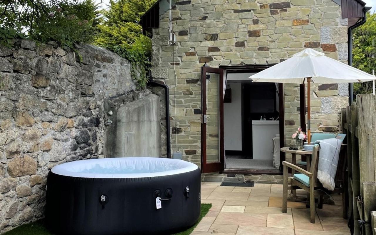 The Stables - Detached Cottage With Private Garden & Hot Tub 圣奥斯特尔 外观 照片