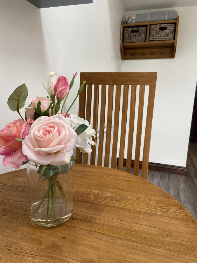 The Stables - Detached Cottage With Private Garden & Hot Tub 圣奥斯特尔 外观 照片