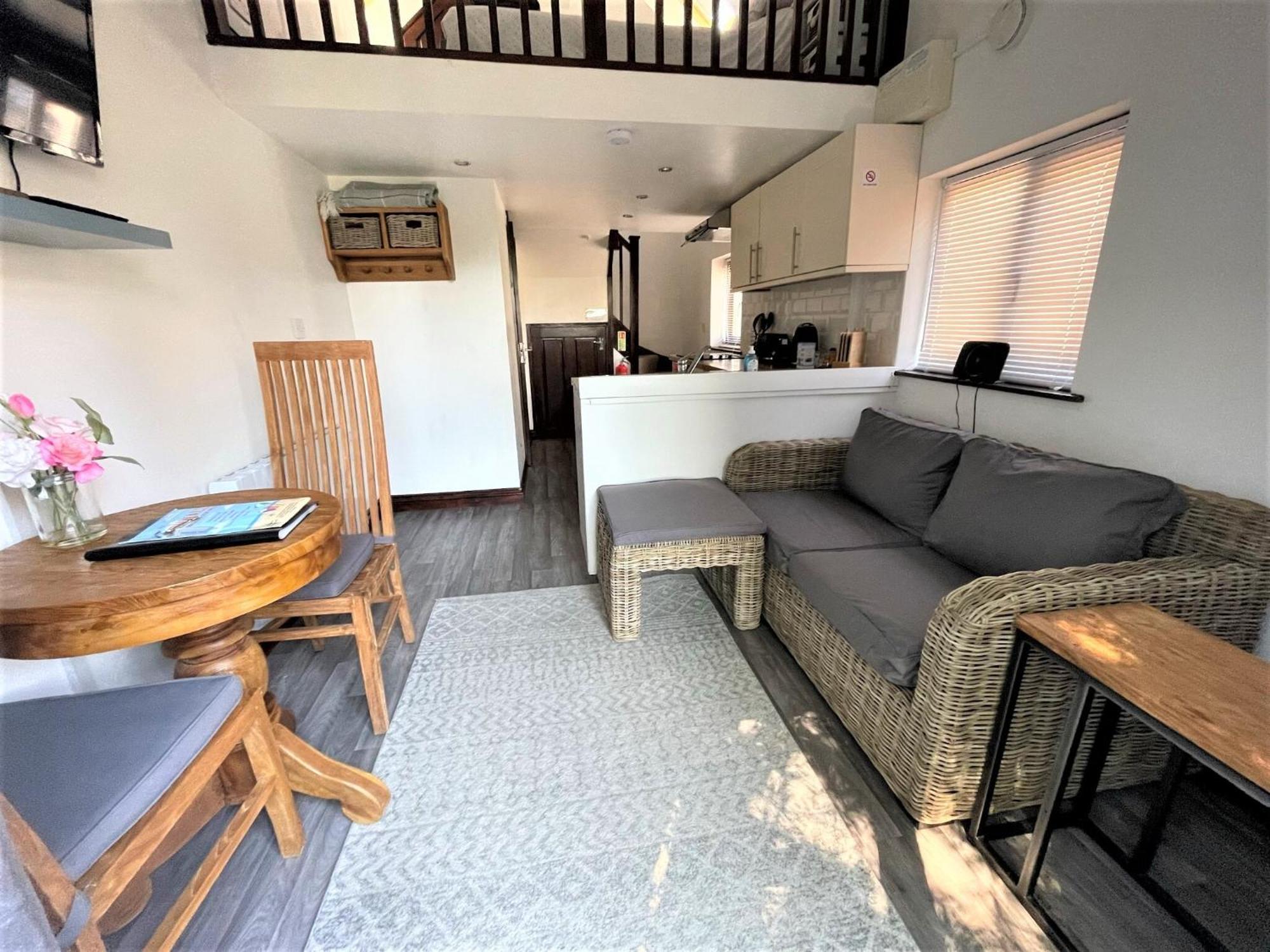 The Stables - Detached Cottage With Private Garden & Hot Tub 圣奥斯特尔 外观 照片