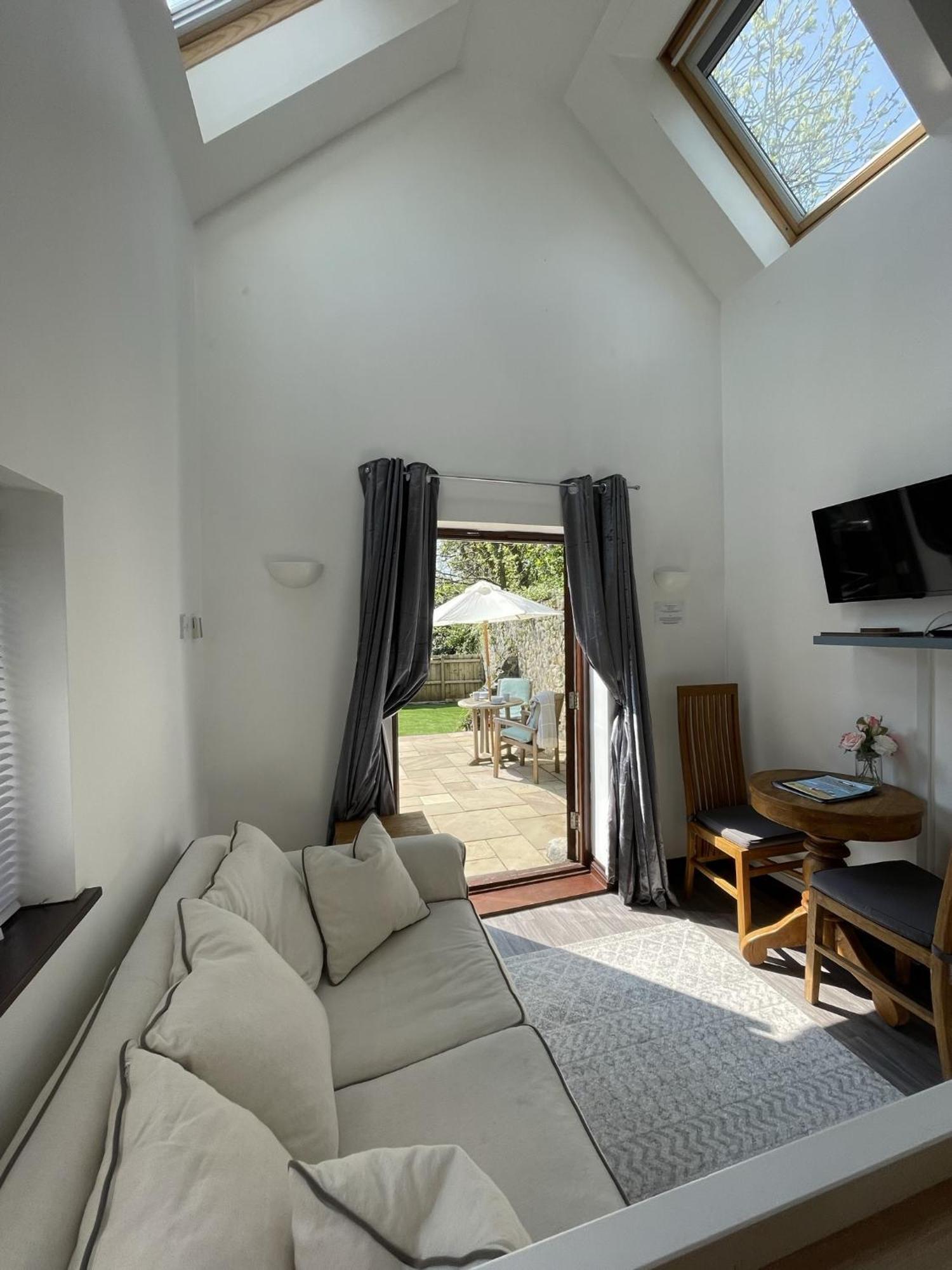 The Stables - Detached Cottage With Private Garden & Hot Tub 圣奥斯特尔 客房 照片
