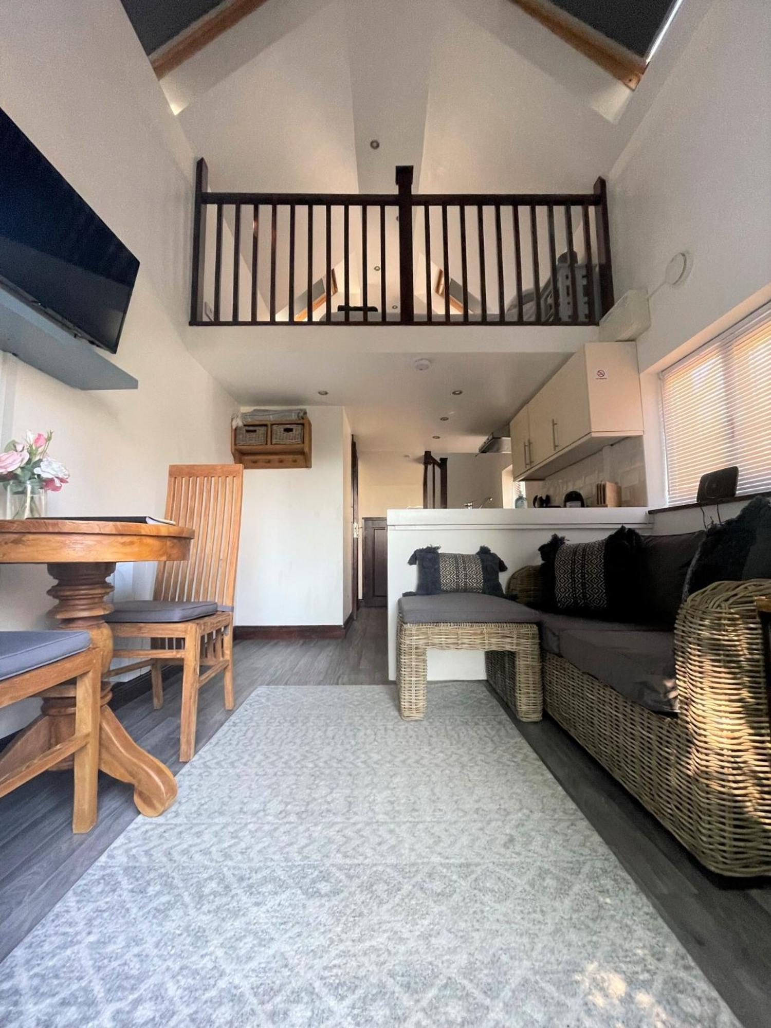 The Stables - Detached Cottage With Private Garden & Hot Tub 圣奥斯特尔 外观 照片
