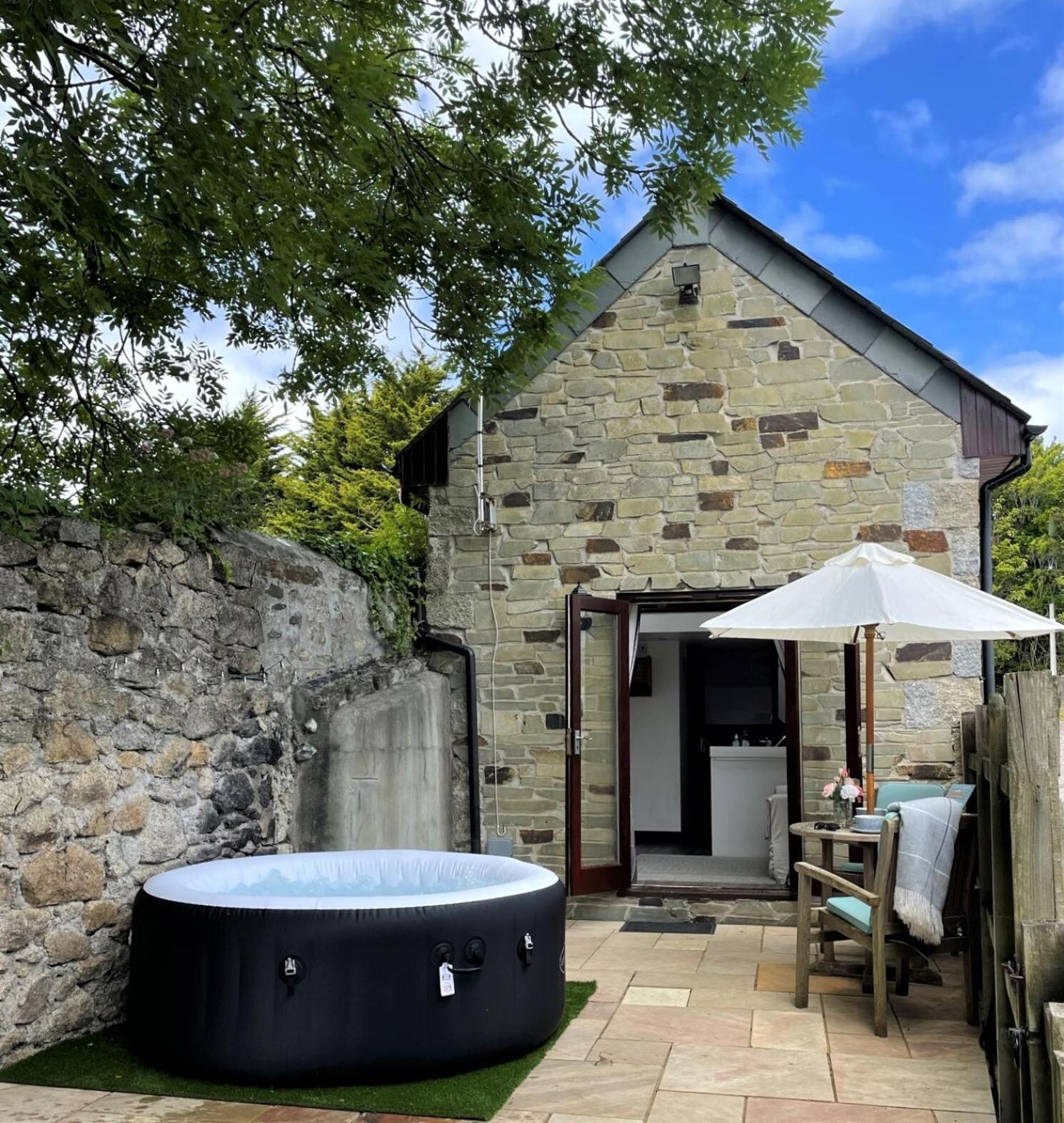 The Stables - Detached Cottage With Private Garden & Hot Tub 圣奥斯特尔 外观 照片
